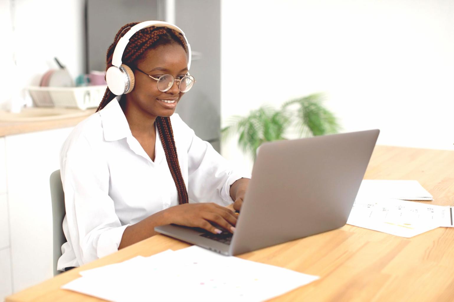 Laboratorio di rete con server e apparecchiature di networking